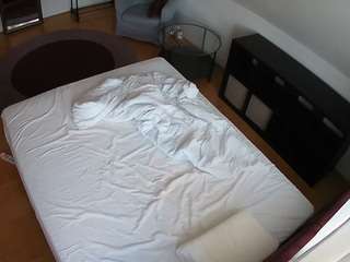 voyeurcam-julmodels-whitebed-2