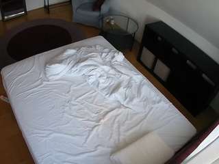 voyeurcam-julmodels-whitebed-2