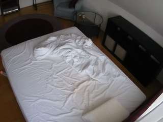 voyeurcam-julmodels-whitebed-2
