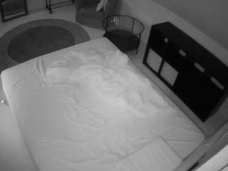 voyeurcam-julmodels-whitebed-2