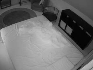 voyeurcam-julmodels-whitebed-2