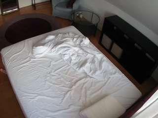 voyeurcam-julmodels-whitebed-2
