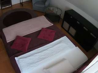 voyeurcam-julmodels-whitebed-2