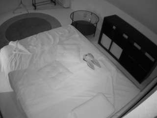 voyeurcam-julmodels-whitebed-2
