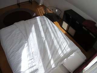 voyeurcam-julmodels-whitebed-2