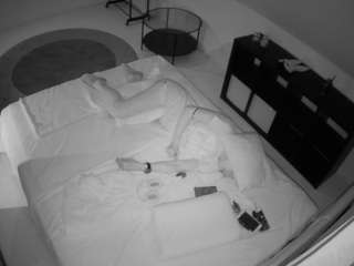 voyeurcam-julmodels-whitebed-2