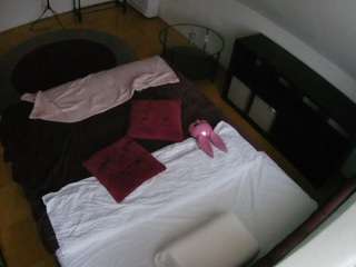 voyeurcam-julmodels-whitebed-2