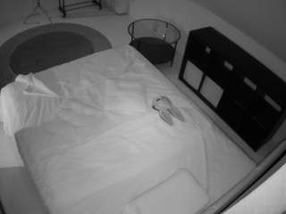 voyeurcam-julmodels-whitebed-2