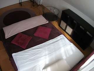 voyeurcam-julmodels-whitebed-2