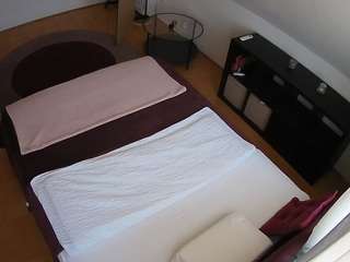 voyeurcam-julmodels-whitebed-2