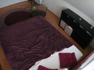 voyeurcam-julmodels-whitebed-2