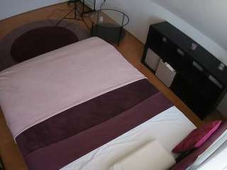 voyeurcam-julmodels-whitebed-2