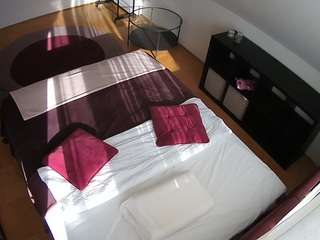 voyeurcam-julmodels-whitebed-2