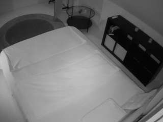 voyeurcam-julmodels-whitebed-2