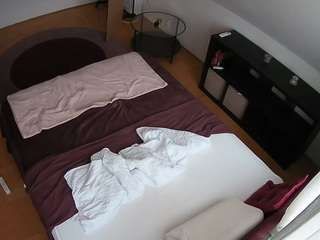 voyeurcam-julmodels-whitebed-2