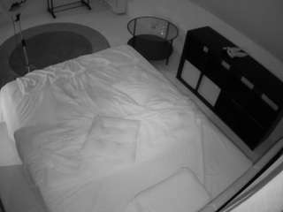 voyeurcam-julmodels-whitebed-2