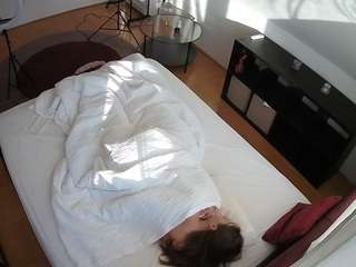 voyeurcam-julmodels-whitebed-2