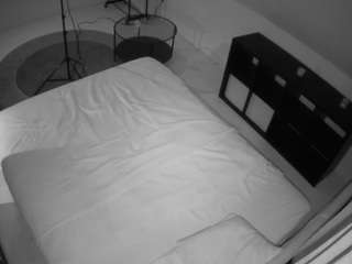 voyeurcam-julmodels-whitebed-2