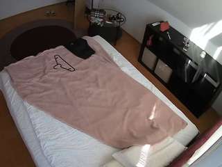 voyeurcam-julmodels-whitebed-2
