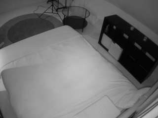 voyeurcam-julmodels-whitebed-2