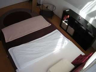 voyeurcam-julmodels-whitebed-2