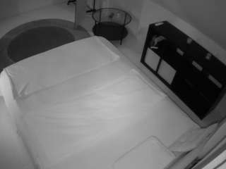 voyeurcam-julmodels-whitebed-2
