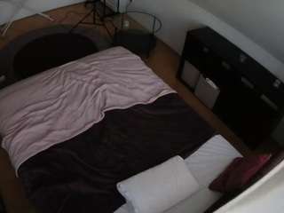 voyeurcam-julmodels-whitebed-2