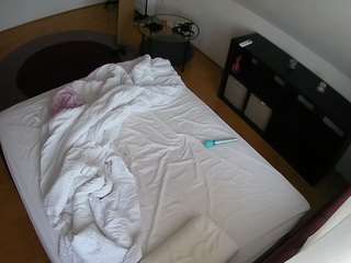 voyeurcam-julmodels-whitebed-2
