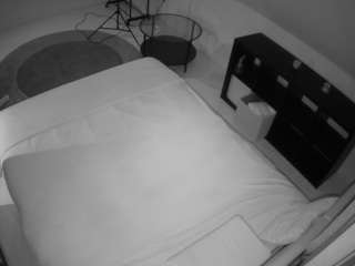 voyeurcam-julmodels-whitebed-2