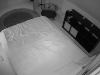 voyeurcam-julmodels-whitebed-2