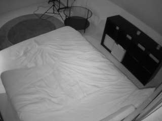 voyeurcam-julmodels-whitebed-2