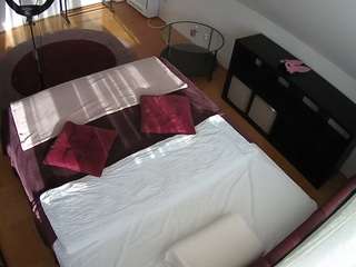 voyeurcam-julmodels-whitebed-2