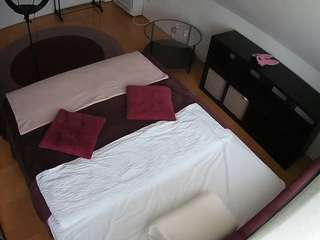 voyeurcam-julmodels-whitebed-2