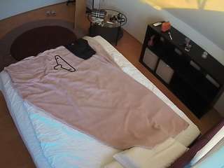 voyeurcam-julmodels-whitebed-2