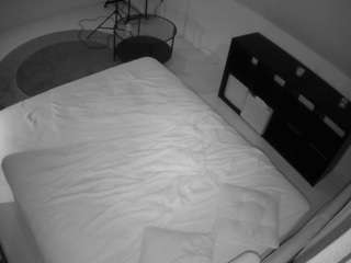voyeurcam-julmodels-whitebed-2