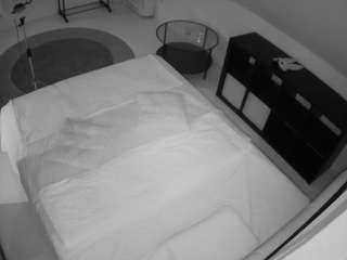 voyeurcam-julmodels-whitebed-2
