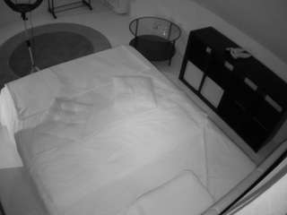 voyeurcam-julmodels-whitebed-2