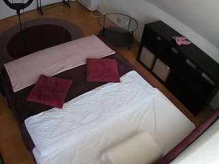 voyeurcam-julmodels-whitebed-2