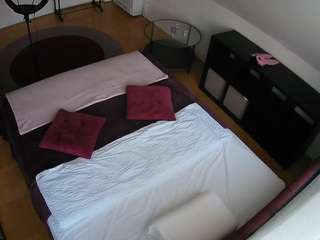 voyeurcam-julmodels-whitebed-2