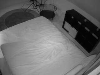 voyeurcam-julmodels-whitebed-2