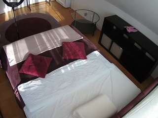 voyeurcam-julmodels-whitebed-2