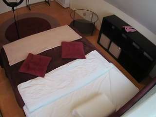 voyeurcam-julmodels-whitebed-2