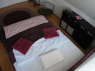 voyeurcam-julmodels-whitebed-2