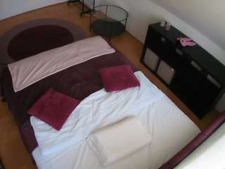 voyeurcam-julmodels-whitebed-2