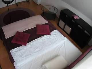 voyeurcam-julmodels-whitebed-2