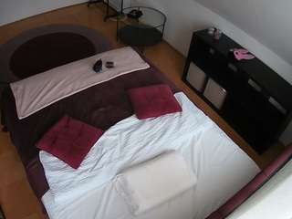 voyeurcam-julmodels-whitebed-2