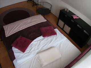voyeurcam-julmodels-whitebed-2
