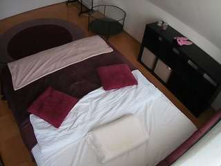 voyeurcam-julmodels-whitebed-2
