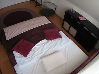 voyeurcam-julmodels-whitebed-2