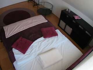 voyeurcam-julmodels-whitebed-2